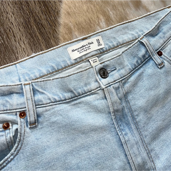 Abercrombie Curve Love Ultra High Rise Ankle Straight Jean in Light 33 / 16 - Picture 13 of 16